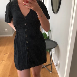 Klänning zara storlek xs - Säljer denna fina klänning från zara! Den går in fint i midjan men säljer för att den är för kort för mig. Säljer den för 150kr