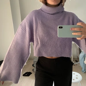 Monki stickad tröja - En as skön!! Stickad tröja från monki, nästan aldrig använd och i jätte bra skick! I en lite kortare modell