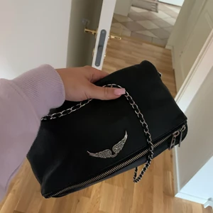 Zadig väska - OBS! Intressekoll! Vill bara se om det är någon som är intresserad av att köpa min Zadig väska. Bra skick, långa axelremmen följer med! Skriv i kommentarerna eller privat om du är intresserad och vad du kan ge för den:) säljer INTE för under 1000, buda privat.