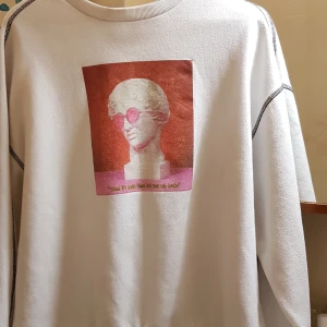 tröja  - otroligt ball tröja, i okej skick, ganska så nopprig och har nån fläck som jag ej lyckats få bort, men tycker den ändå ser bra ut på!  Säljer endast denna om jag får bra bud så buda gärna. Skriv vid frågor :) +63kr frakt