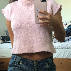 Rosa stickad y2k top - Stickad rosa top, säljer då den ej kommer t användning men gullig o snygg längd. Strl S/M Frakt 30kr elr mötas upp! Många intresserade buda gärna i kommentarerna.