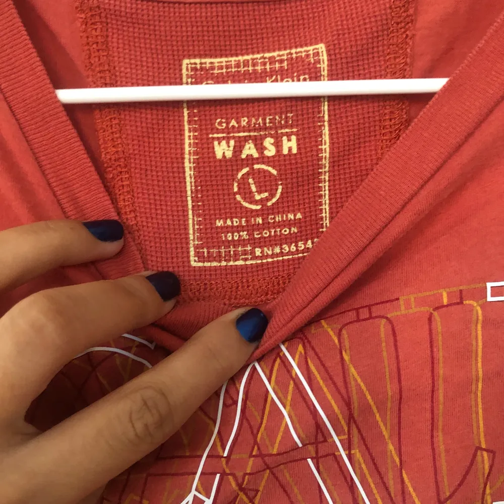 Vintage tshirt från kalven Klein, en Persiko-röd färg, och en oversize passform. Storlek L. Köpt förra året utomlands på vintagebutik. Använder inte längre. Frakt 20kr/mötas upp. T-shirts.