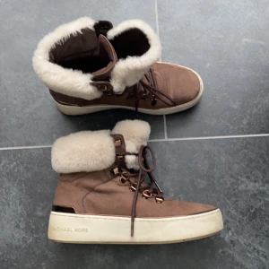 Michael Kors skor - Ett par äkta Michael Kors fur vinterskor som jag köpte för 2000kr från pondus. Säljer nu för 100kr i desperat behov av att bli av med dom pga för liten storlek. Har sparsamt använt den under vintern. Pris + frakt tillkommer