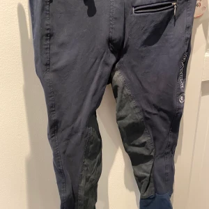 Ridbyxor - pikeaur (mörkblå)  - Färgen tas upp något fel, de är mörkblå. Storlek 164, pris 300kr! 