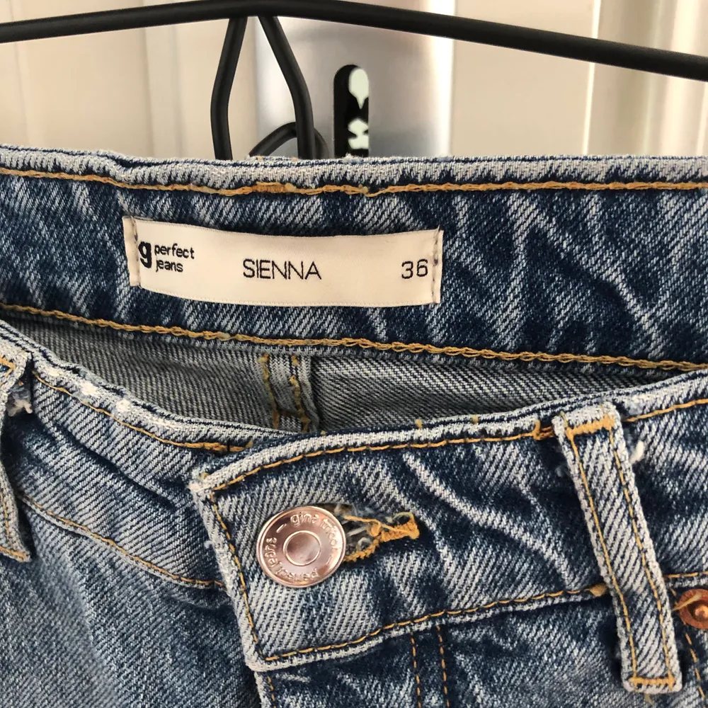 Mom jeans från Gina Tricot. Får tyvärr inte på mig de längre men har använt ganska väl tidigare. Fortfarande bra skick 9/10. Älskar hur de sitter och längden är perfekt på mig som är 168cm. . Jeans & Byxor.