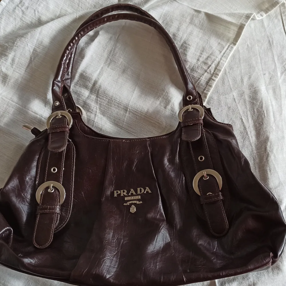 En fin vintage Prada väska!. Väskor.