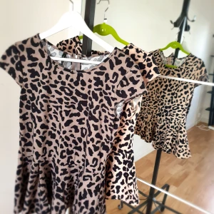 Toppar leopard  - 2 stycken likadana toppar leopard en åt det rosa hållet en åt det bruna med volang 