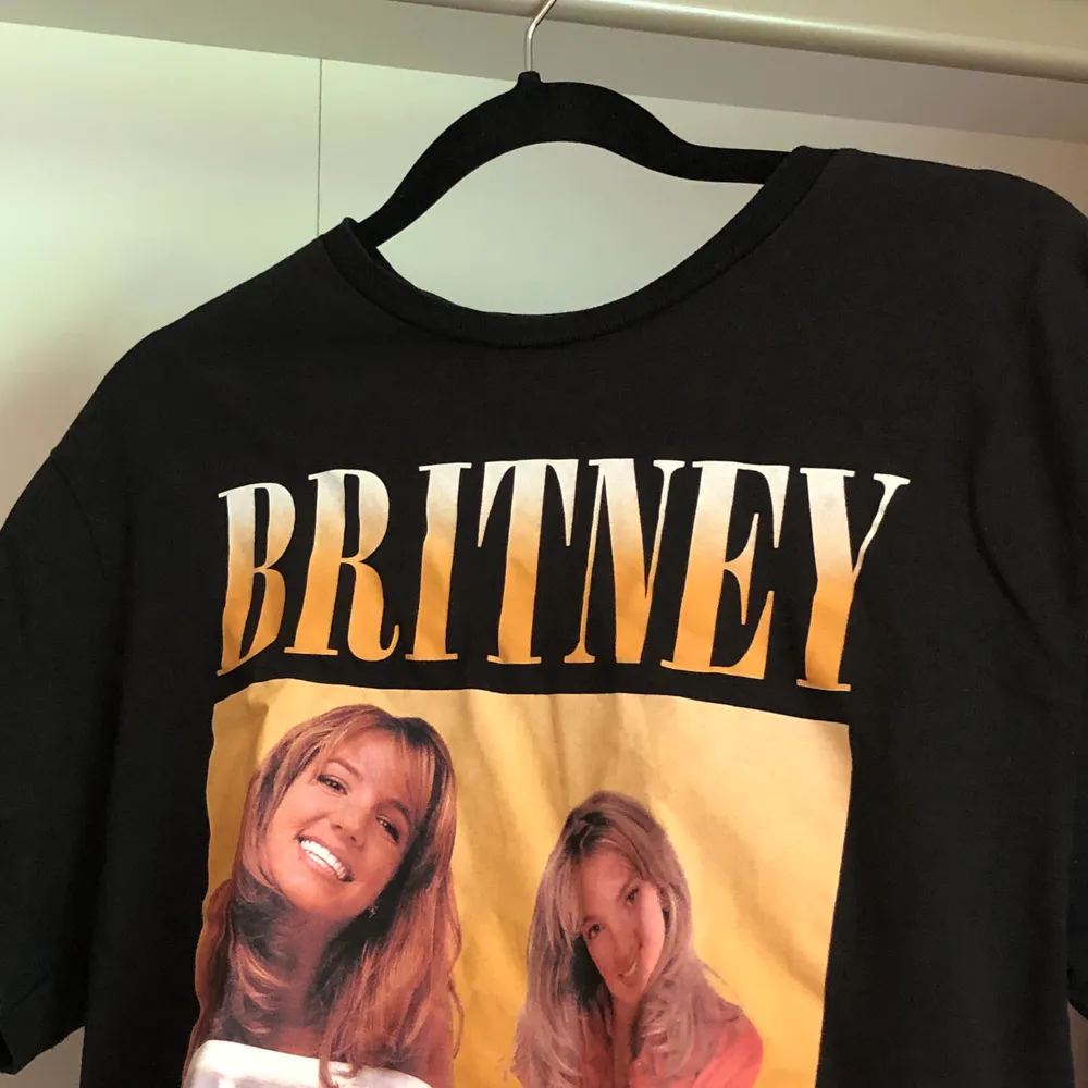 Jag säljer en snygg Britney Spears tröja som är använd fåtal gånger, väldigt bra skick!! I storlek S. Frakt 22kr (totalt 72kr) 🤍. T-shirts.