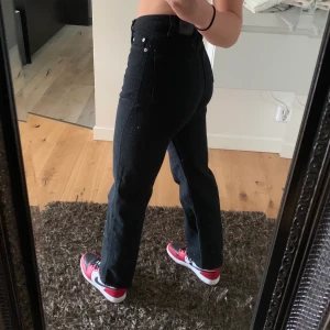 Svarta weekday jeans - Nästan helt oanvända svarta weekday jeans i modell Row storlek 24,30 . Säljer pga de är för små för mig. Köptes för 500kr . Utgångspriset är 300kr och köparen står för frakten.  