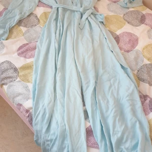 Babyblå byxdress - En jättefin blå byxdress 