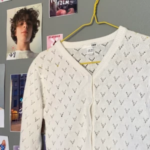 Stickad tröja  - Jättegullig stickad tröja köpt secondhand, säljer då den tyvärr inte kommer till användning längre. I barn storlek men funkar som en xs💕