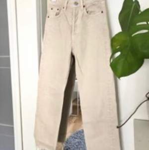Beiga croppade jeans från zara. Knappt använda så i väldigt bra skick. Köpare står för frakt. 