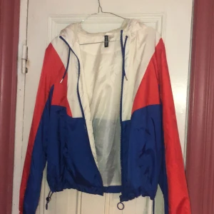 Jacka - Säljer denna jacka ifrån h&m, den är i ett ganska tunt material men så snygg!! Mitt pris: 50kr + frakt ✨💕