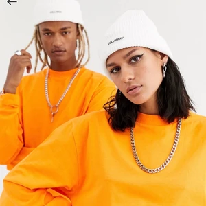 Vit mössa från Collusion. - Snygg vit mössa, skön och snygg passform. 65 kr inkluderad frakt.