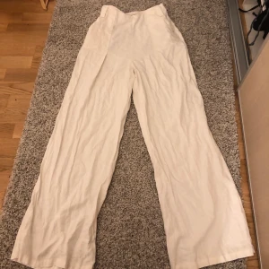 linnebyxor  - linnebyxor från nelly, ansvällda 1 gång så i nyskick (ej strykta på bilden) har inga bilder på då de är för små tyvärr 