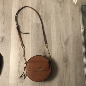 Fin Steve Madden bag - Fin Steve Madde bag använd 2 gånger.     Ordinarie pris 650 säljer för 265kr. Köparen står för frakten!!
