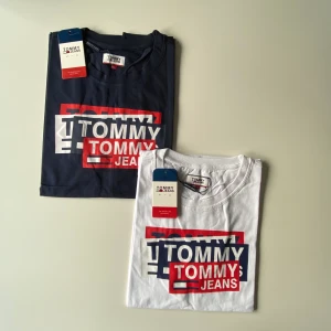 Två nya t-shirts från Tommy Hilfiger (L) - Två nya t-shirts från Tommy Hilfiger i storlek L. 150kr/st