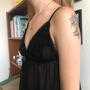 ”lingerie” linne från HM  - Så fint linne från HM, har spänningsbara band och är i väldigt bra skick. Köparen står för frakt! 