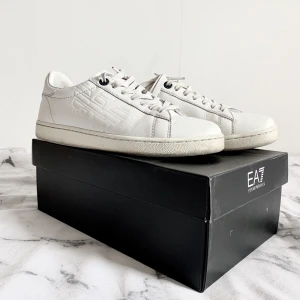 EA7 sneakers - Äkta Armani sneakers, använda men förövrigt i relativt fint skick (som ni ser på bilderna). Märkta som 38,5 men passar jättebra på 39! Nypris var omkring 1600kr. 