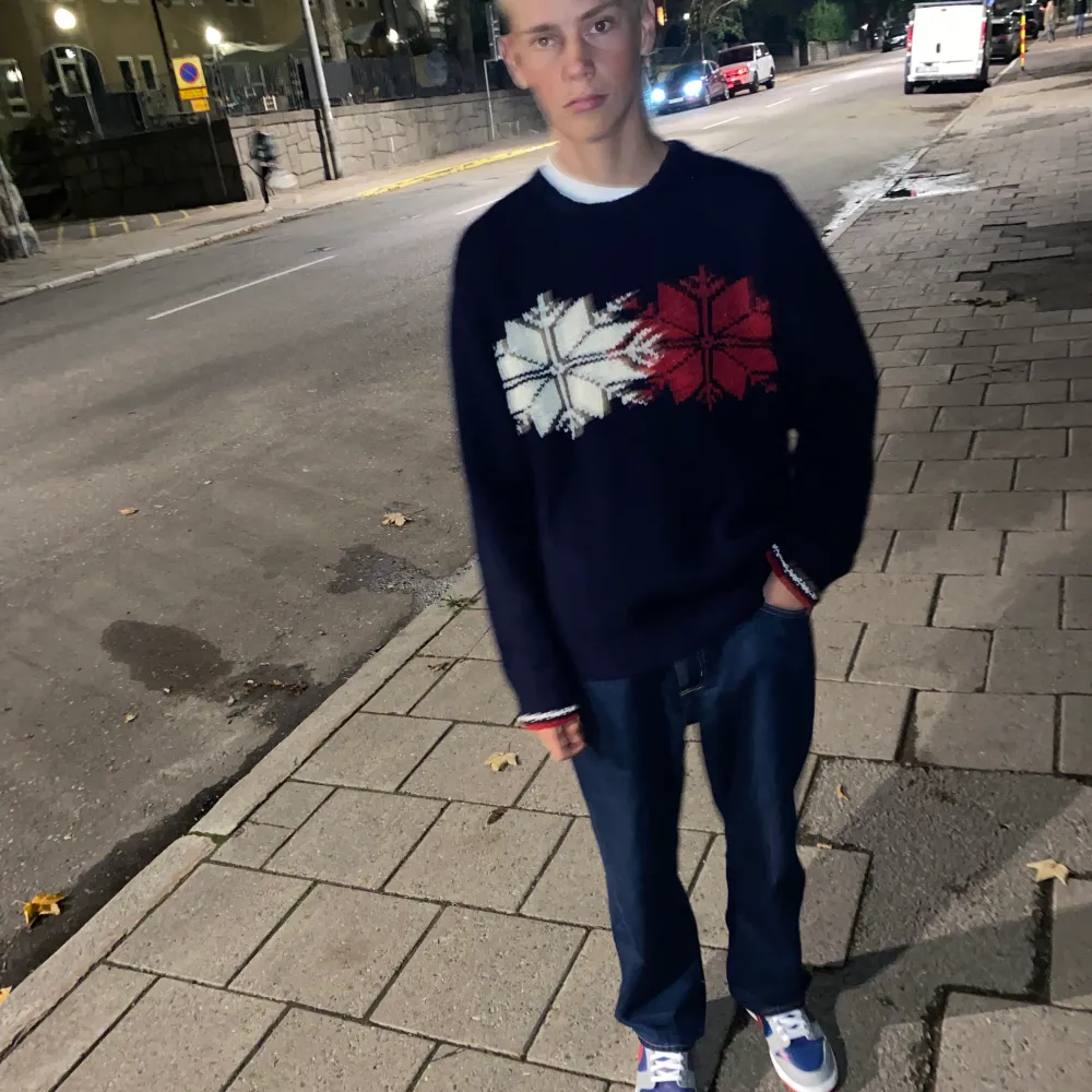 INTRESSEKOLL.  Vintage sweater från Tommy hillfiger, tröjan är en tjockare stickad tröja och bra skick. Tröjan är i storlek M men sitter lite oversized som ni ser på bilderna. Tröjan är blå vit och röd. Kan mötas i Stockholm eller fraktar. Säljer om buden tillräckligt höga. Buda från 100kr med minsta höjning på 20kr. Skriv buden i kommentarerna så att det blir tydligt. Mvh herbert. Stickat.