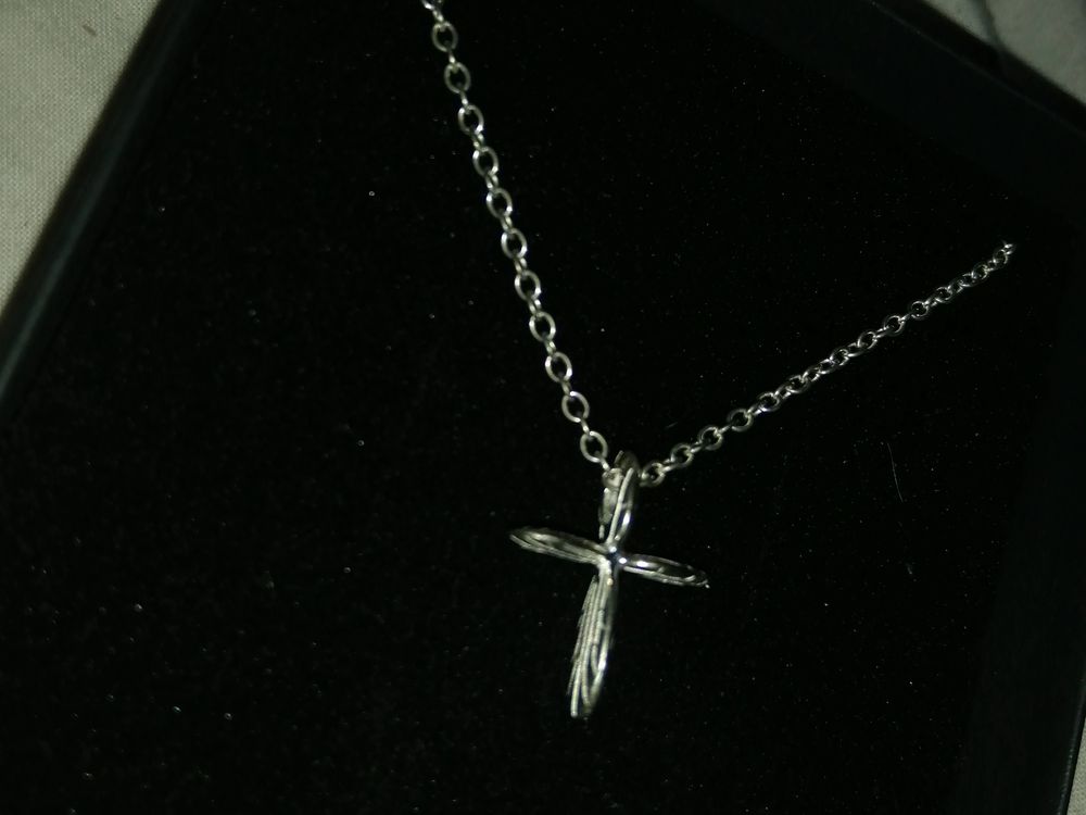 Ett halsband från Kalevala som jag har aldrig använt och endast tagen ur ask max 3 gånger🖤 Original pris på 725sek, min på 500 med frakt inräknat. Kan prata om priset vid snabbt köp + fritt fram och fråga info och bilder! 🖤 Kan också skicka på spårad frakt men då står köparen för det! . Accessoarer.
