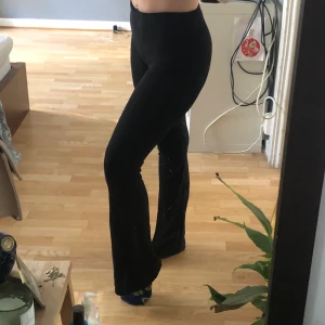 Leggings med utsvängda ben - Vanliga super sköna leggings med utsvängda ändar