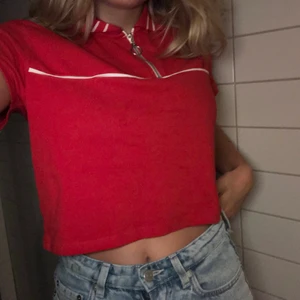 Kroppad pike - En röd kroppad pike t-shorts i 90s stuk. Knappt använd och i mycket fint skick. Säljer pga användes ej. Mötas i sthlm eller frakt som köparen står för. Storlek M men passar mig som vanligtvis är en S.