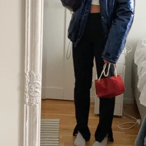 Lång svarta jeans med slit - As snygga svarta jeans från prettylittlethings! Helt nya kom hem i veckan men tyvärr för små😭 högmidjade med en slit längst ned vid foten, första bilden är egen och jag är 180cm så de är långa🤩🤩 strl 10uk/38eu men passar 36 galant☺️ frakt + 65kr