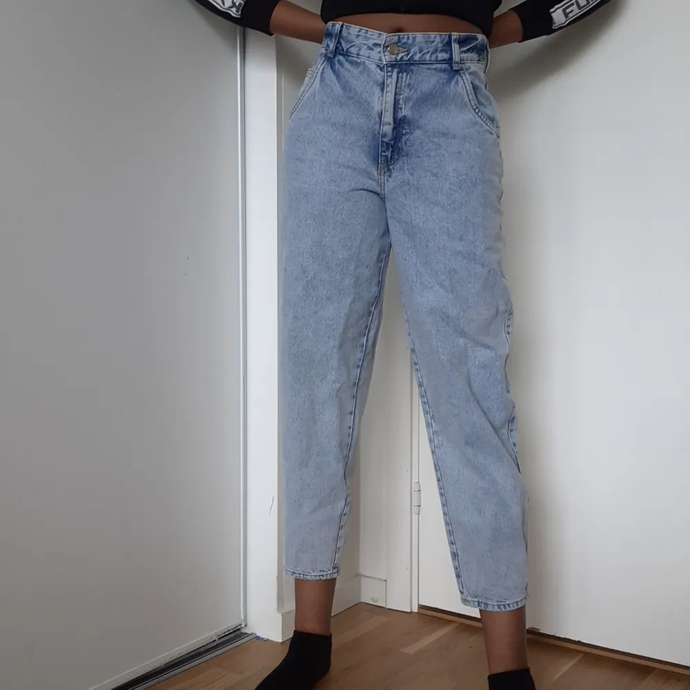 Trendiga jeans från HM storlek 36 för 300kr eller högsta bud på 400kr. Jeans & Byxor.
