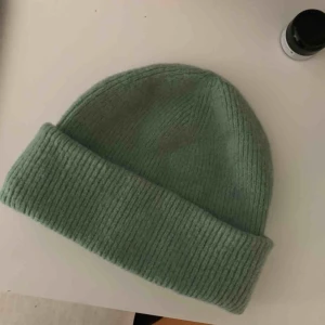  - Mössa från Monki  Har inte kommit till användning därav säljer jag den, Den är i en super fin grönaktig färg.