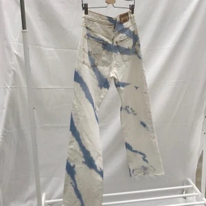 Coolaste jeansen😍 - Säljer snyggaste tiedye jeansen! Storleken står ej, men kan skicka måtten vid intresse! Skulle säga M! Säljer för 150kr