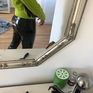 Lack byxor - Säljer mina superfina lackbyxor från Madlady. Sparsamt använda🥰 På gylfen satt det en ring som jag tyvärr tappat men de funkar hur bra som hela endå💓 Köpare står för frakt eller möts upp i gbg🥰