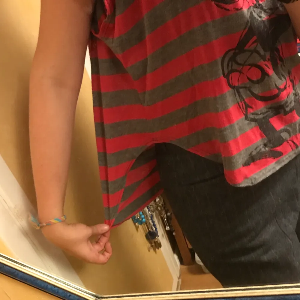 Rosa och grå Disney t-shirt med Mussepigg på. Längre bak än fram. Storlek Large men passar till medium och small också💕 (frakt ingår ej). T-shirts.