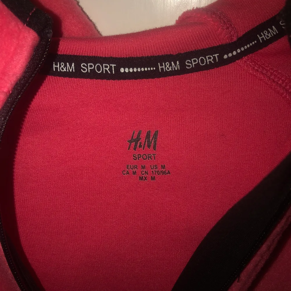 Helt oanvänt tränings fleece från H&M — kan hämtas i sthlm (ej frakt) . Jackor.