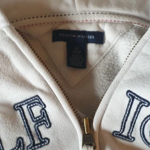 Hoodie från hilfiger - Säljer min föredätta favotröja i storlek XS kan mötas upp i Stockholm city eller Skarpnäck kan också skickas