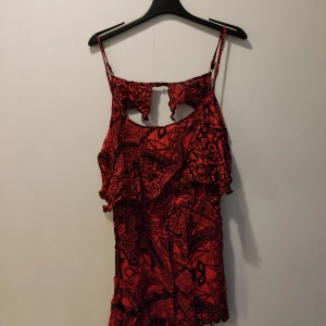 Klänning  - Öppen rygg, resår i midjan, sjukt skönt tyg. Okänt märke, inhandlad utomlands 