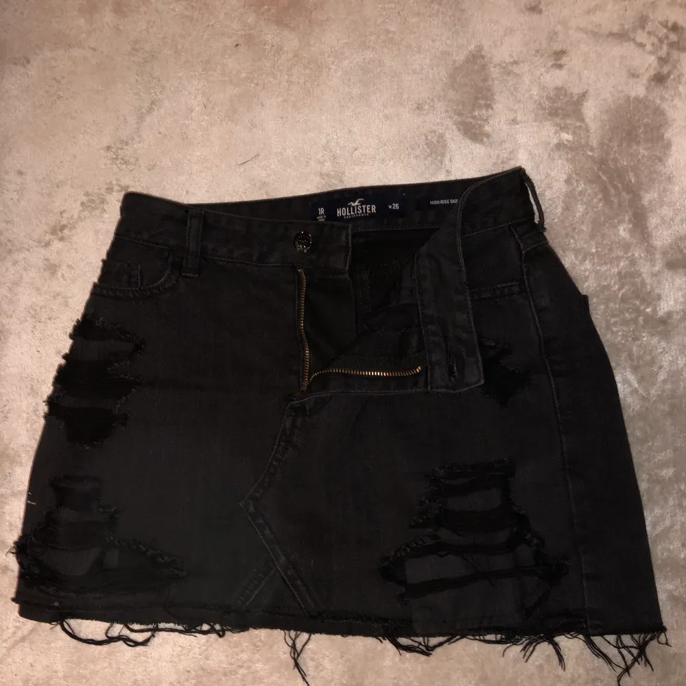 Ripped, svart jeans kjol från hollister i topp skick!💜 Köpt för 450kr. Kjolar.