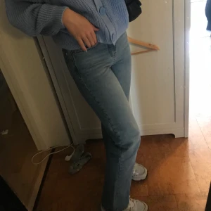 Jeans  - Säljer mina jeans ifrån ASOS som är slutsålda på sidan. Prislappen sitter kvar och är endast testade, jag är 173 och jeansen går ner till hälen och är 32 i längd. Säljer dem då jag har för många liknande jeans! 