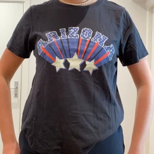 Vintage T-shirt  - Snygg T-shirt som är köpt vintage, använd en del, köpare står för frakt☺️