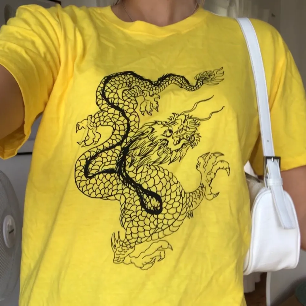 As ball gul t shirt med ett tryck på en drake i strl S från PLT. Aldrig använd & alla lappar kvar, säljer då den inte passade mig! (Säljer även en likadan fast i vit). T-shirts.