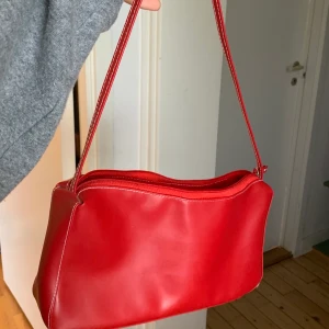Röd väska - Jätte fin trändig väska! säljer pga inte kommer till användning💞