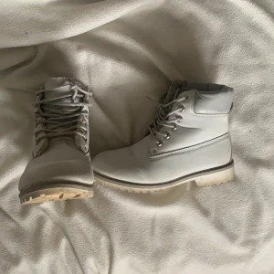 Vita skor  - Vita skor i väldigt bra skick. 