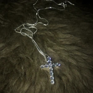 Kors halsband med kristaller - Oanvänt 