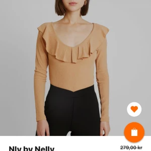 Nelly topp - Första bilden visar samma topp fast i beige, jag säljer den i svart❤️ Frakt tillkommer