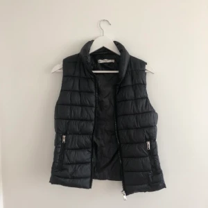 Väst - Intressekoll på denna dunväst från Mango. Storlek XS, passar även S. Använd några gånger men i fint skick. Säljer vid bra bud, köparen betalar frakt! HÖGSTA BUD: 235kr+frakt. Höj helst med 10kr per gång:)