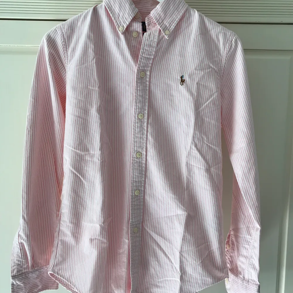 Oanvänd skjorta från Ralph Lauren. Custom fit, storlek XS. Rosa och vitrandig. Frakt tillkommer. Skjortor.