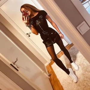 Klänning i skinn imitation storlek: 32  - Frakten tillkommer på 44kr🥰 nypris: 499kr. Använt den några gånger så den ser ut som ny.