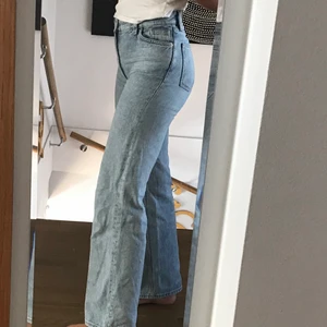 Monki jeans - Säljer nu mina vida monki jeans då dom blivit för korta för mig. Fint skick! Strl 24 men skulle säga att de passar en 25. Väldigt sköna! Modellen heter YokoFrakt ingår ej💞 skriv för mer bilder 