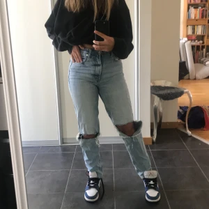 Slitna jeans zara - Ett par ljusblåa slitna jeans i rakare modell från Zara. Säljer då de inte kommer till användning. Ett litet hål på baksidan se bild 2 annars i bra skick. Köpare står för frakt ⭐️ jag är ca 160 cm lång