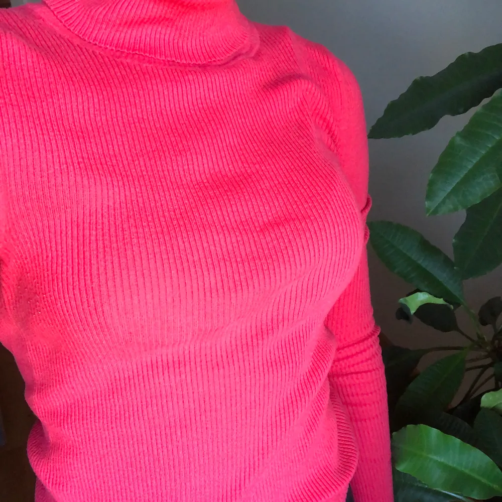Fin ribbad rosa poloneck tröja från Gap. Strl XS men skulle säga att den passar även S. Använd men inte på väldigt länge och skulle behöva komma till ett nytt hem! 90kr , pris går att diskuteras 🥰. Skjortor.